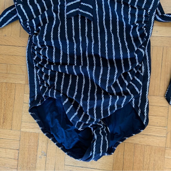 Seafolly flattering swimsuit - Picture 3 of 10